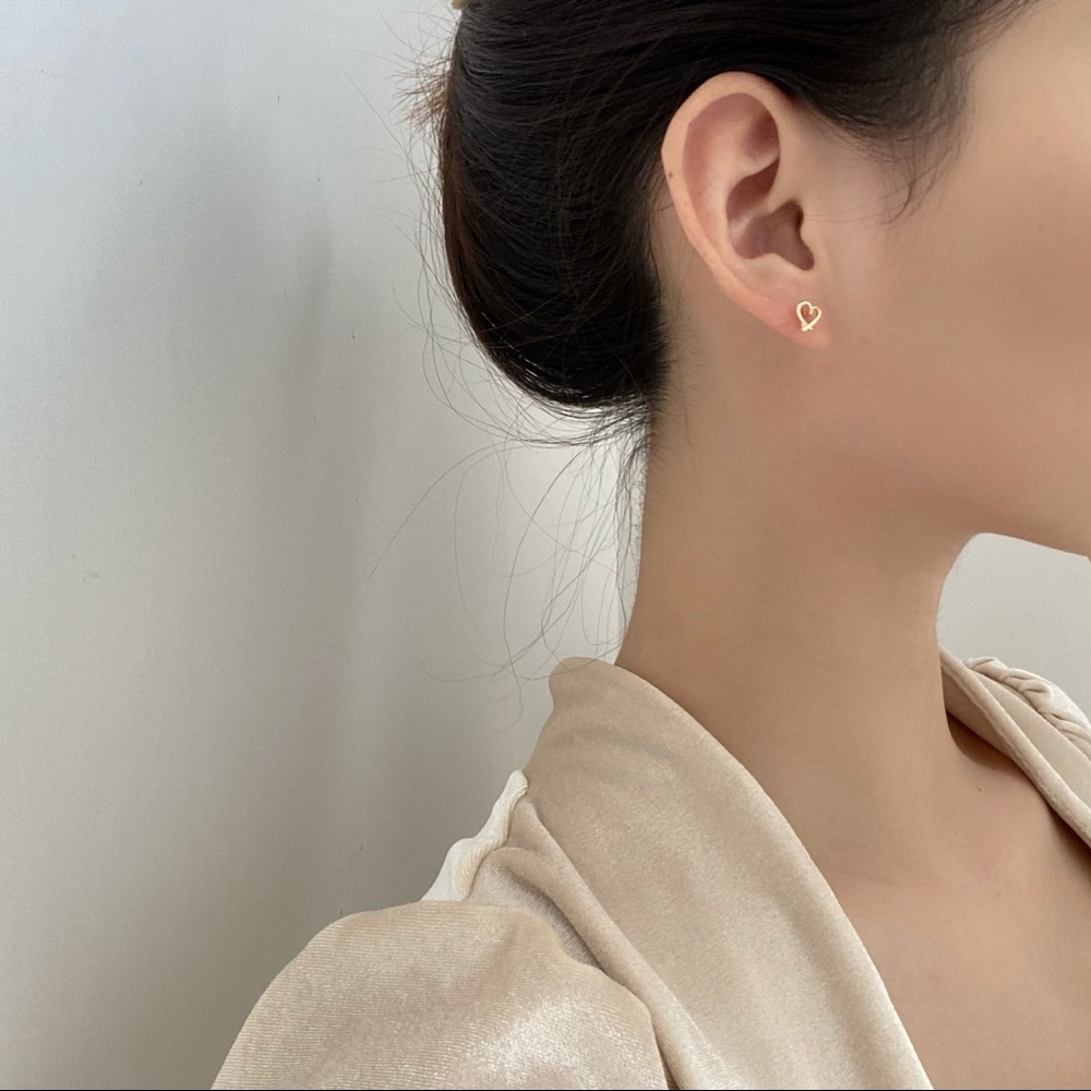 💙Wire Heart Stud Earrings - Picture 10 of 12